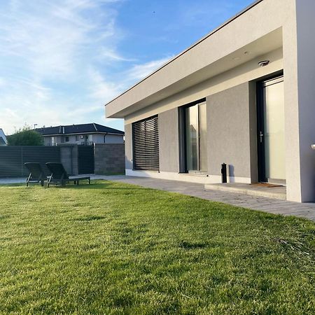 Klimatizovany Apartmanovy Dom, S Virivkou, 1B Senec Exteriör bild