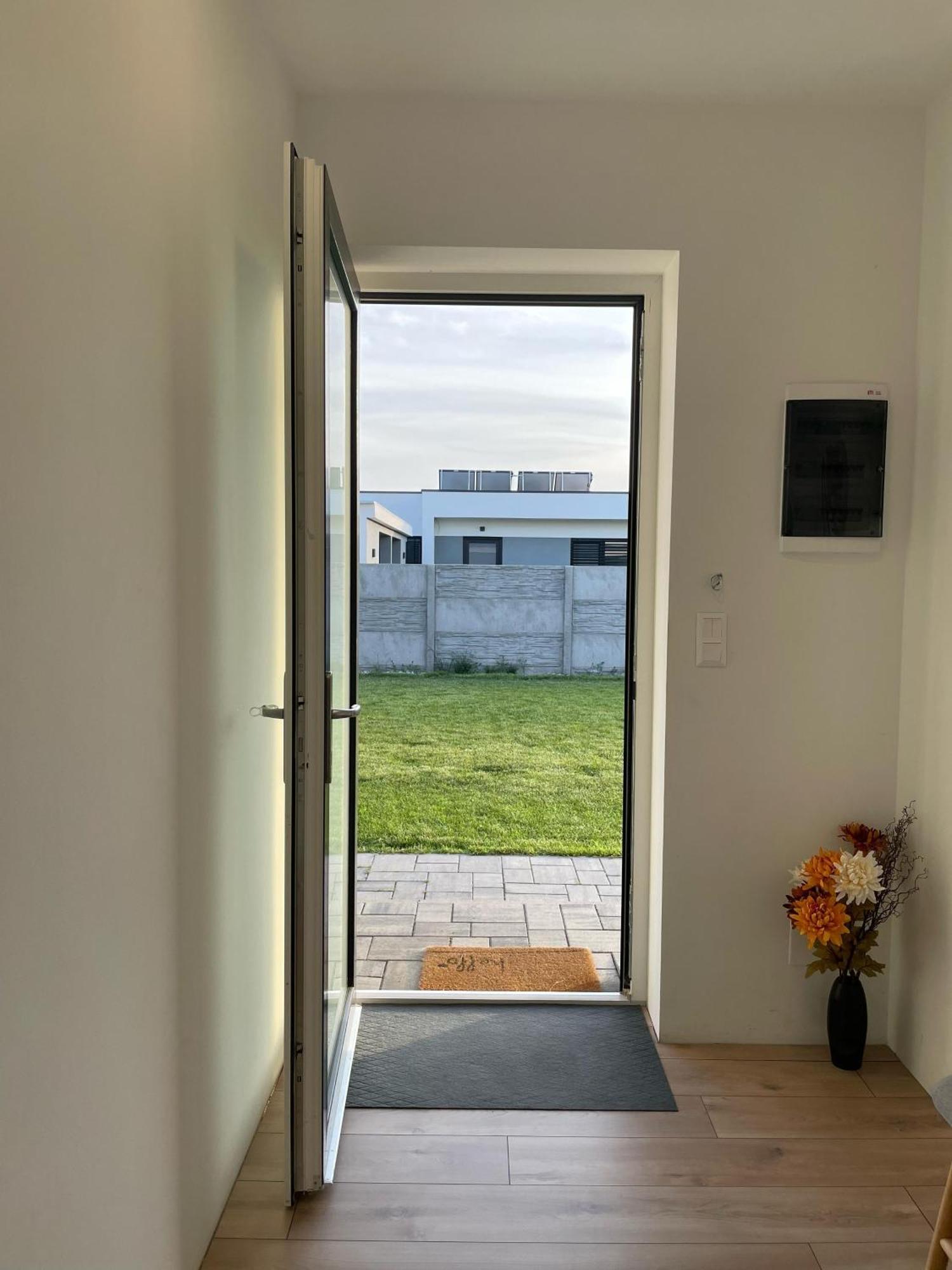 Klimatizovany Apartmanovy Dom, S Virivkou, 1B Senec Exteriör bild