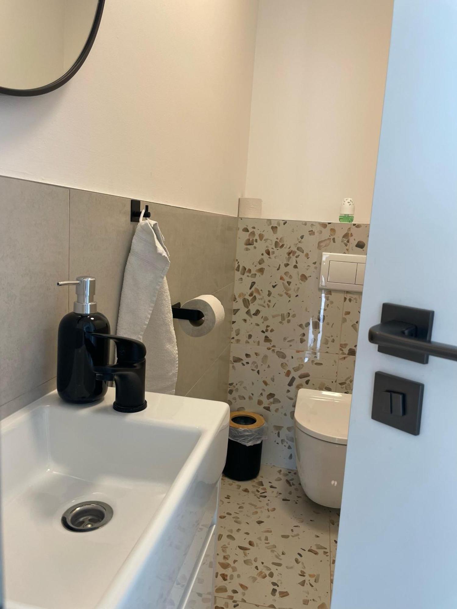 Klimatizovany Apartmanovy Dom, S Virivkou, 1B Senec Exteriör bild
